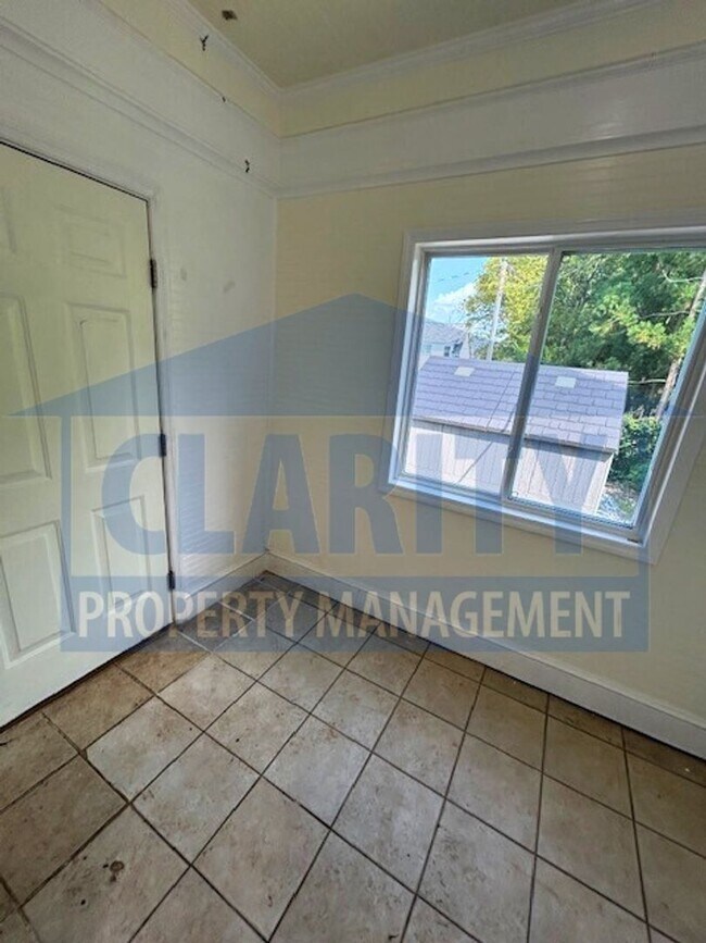 Building Photo - Two bedroom home in historic downtown Clev...