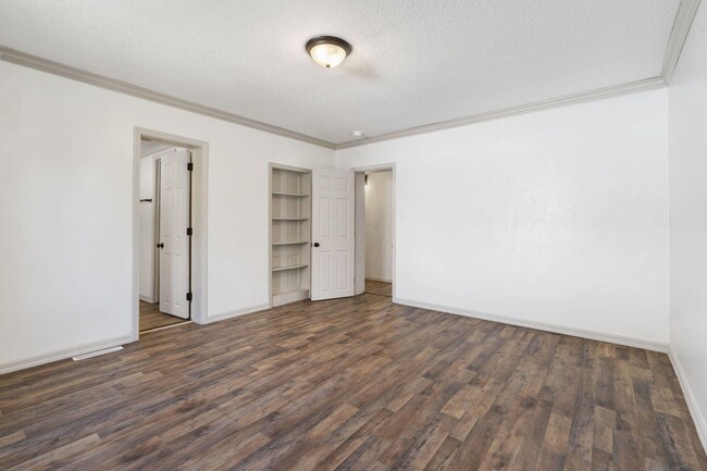 Building Photo - REMODELED 3 Bed | 1 bath | FENCED IN YARD ...