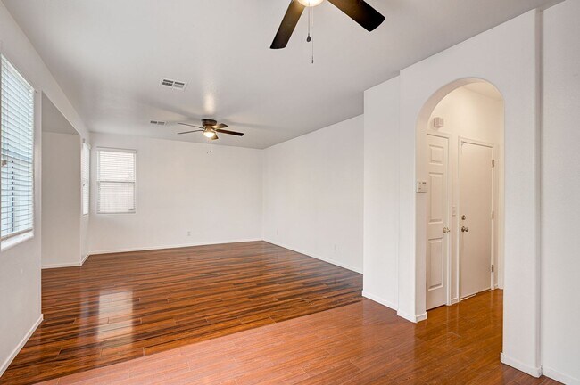 Building Photo - Stunning 4 Bed 2.5 Bath!