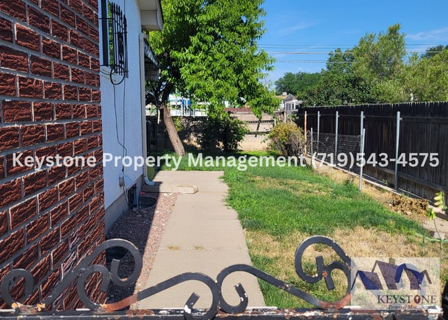 Building Photo - Sunset Park Rancher 3 Bedrooms/3 Bathrooms...