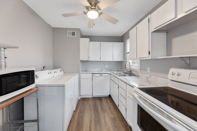 Building Photo - Move in ready - 2 Bed 1 Bath In Quiet Neig...