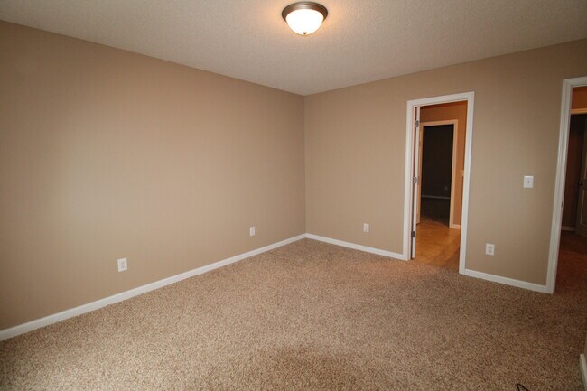 Building Photo - 2105 Hobbit Way