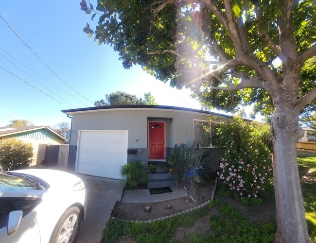 Building Photo - Well maintained 5 bedroom 2 bath with garage