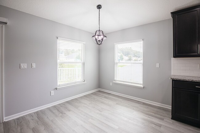 Building Photo - Stunning home in desirable neighborhood !