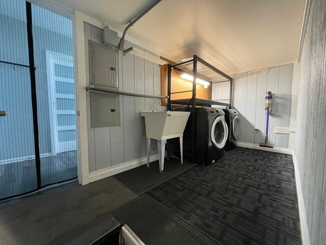 Building Photo - 6153 Kalaniana?ole Hwy