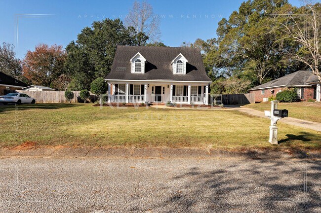 Building Photo - Creole Style 3 Bed 2.5 Bath Home on Oversized Lot