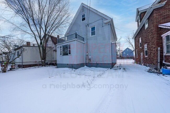 Building Photo - Charming & Spacious 4-Bedroom Home