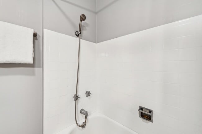 Building Photo - 1425 Lakeside Dr