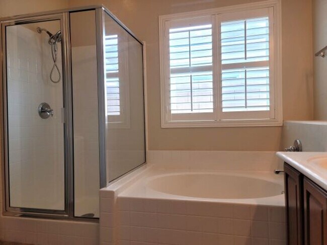 Building Photo - Single story with lots of tile in living a...