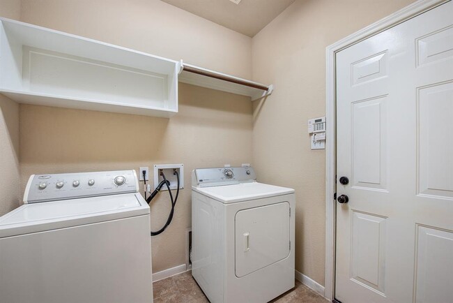 Building Photo - 158 Rocky Point Dr