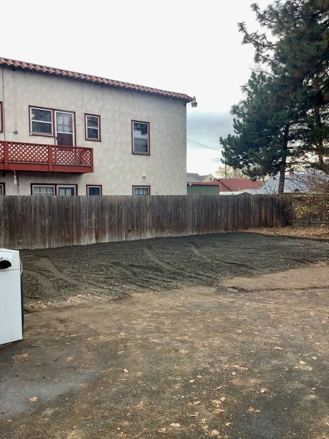 Building Photo - Cute Newley Renovated Duplex