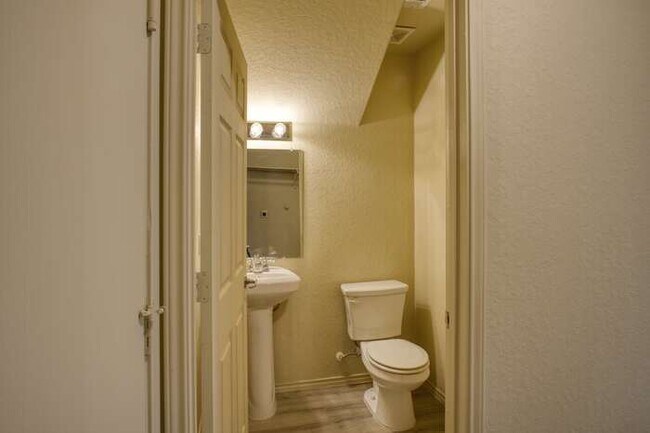 Building Photo - Enclave at Northeast Crossing - 7615 Millc...