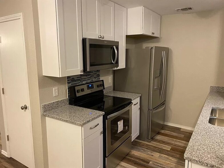 Kitchen - 575 Cherry Ln