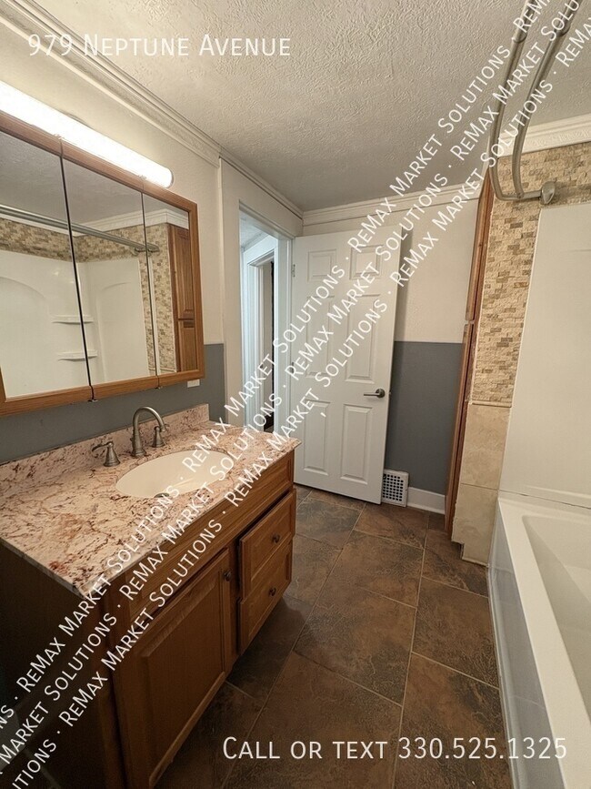 Building Photo - 979 Neptune Ave