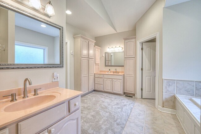 Building Photo - 604 Georgian Way