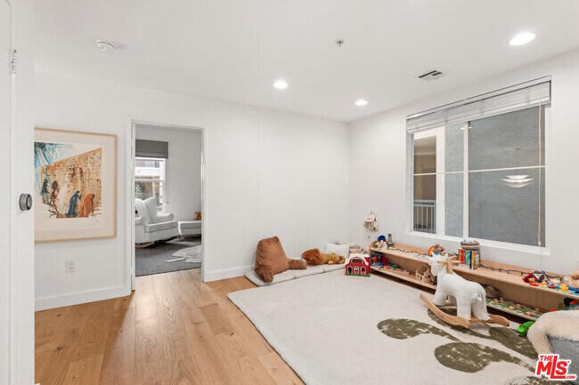 Building Photo - 6020 S Seabluff Dr