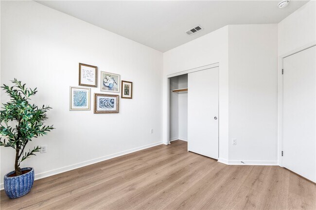 Building Photo - 664 Colorado Cir
