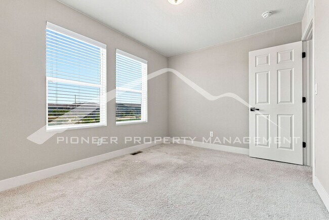 Building Photo - Spacious Townhouse with Central AC and 2-Car Garage