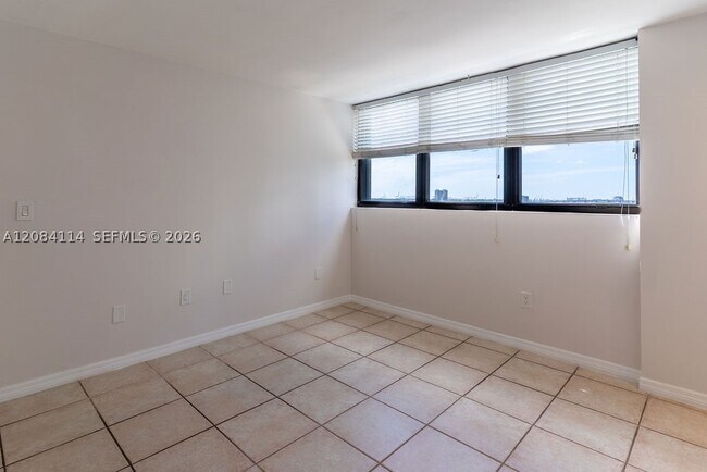 Building Photo - 555 NE 30th St