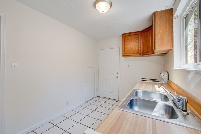 Building Photo - Now Leasing - Charming Renovated 3BR Home Near Downtown Columbia & Major Colleges
