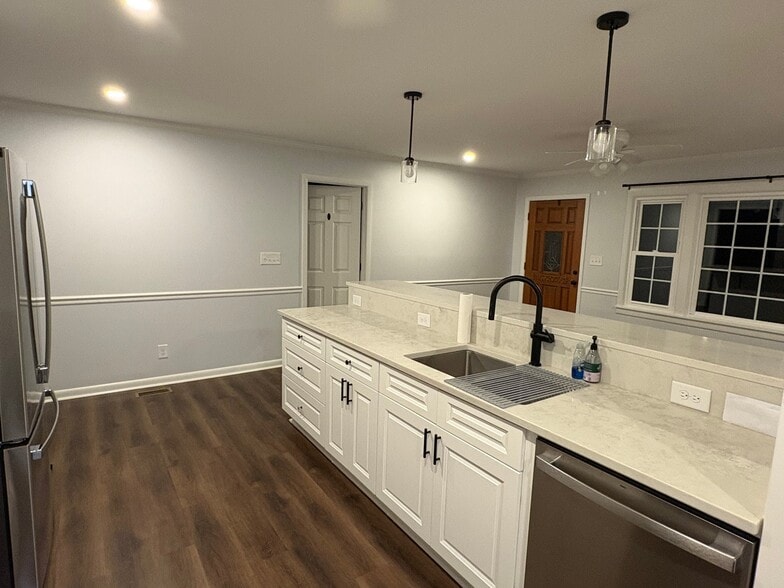 Building Photo - 1055 College Station Rd