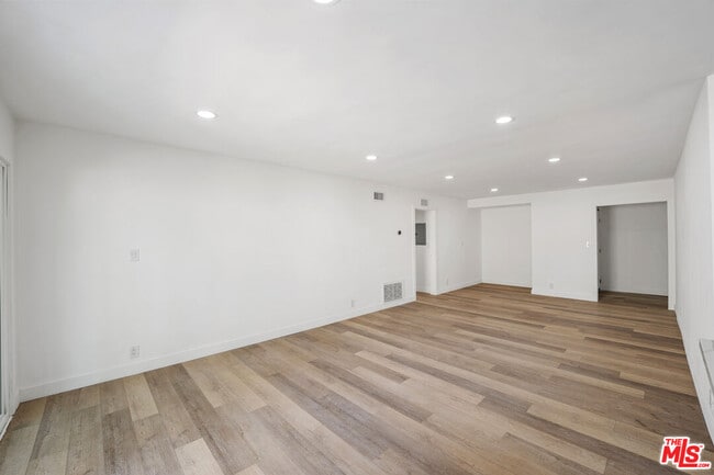 Building Photo - 733 Hayworth Ave