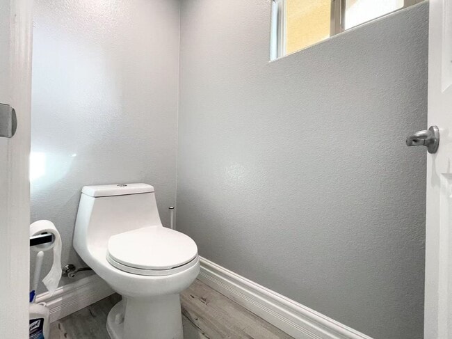 Building Photo - Welcome to a stunning 4-bedroom, 3-bath Home