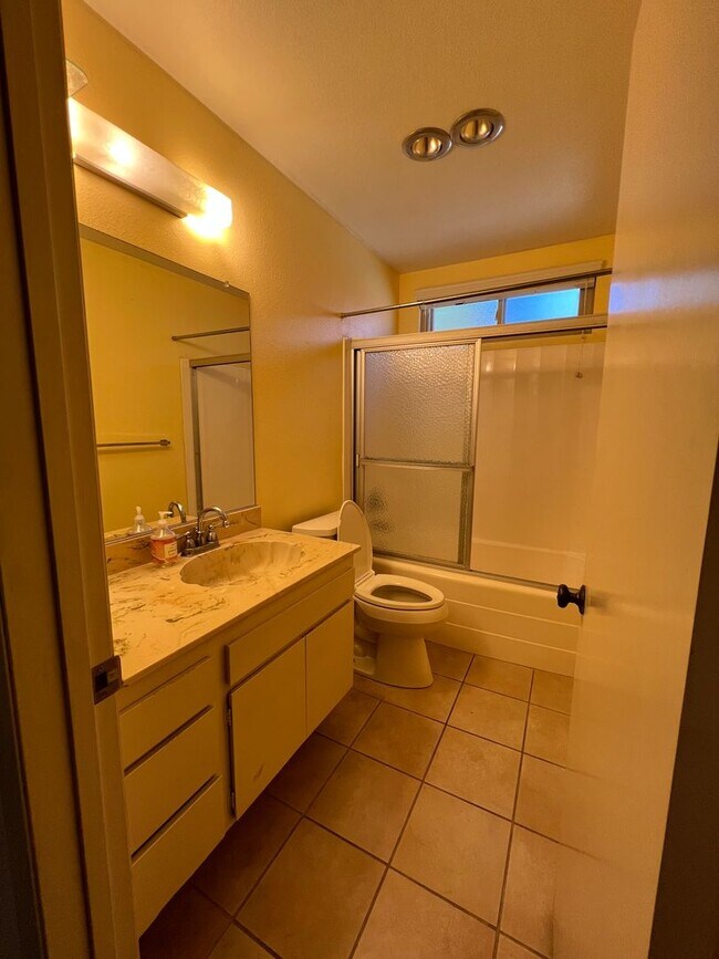 Building Photo - Beautiful upgraded 3b/2b home for rent in ...