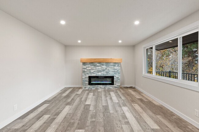 Building Photo - 460 N James Ave