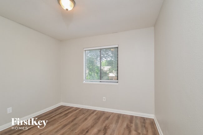 Building Photo - 3004 Charter Oak Dr