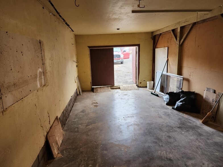 Large Garage - 4988 Weyerhaeuser Rd