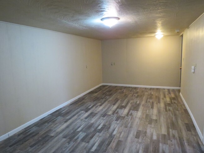 Building Photo - 3 Bedroom / 1 Bonus Room / 1 3/4 Bath Hous...