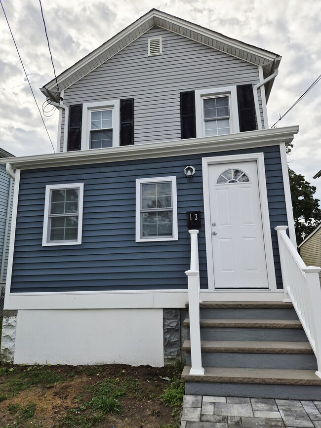 Primary Photo - 13 Warren St