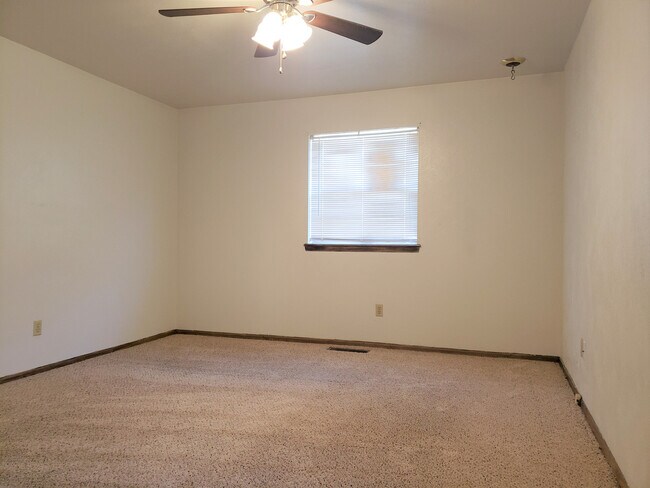 Building Photo - Available NOW! *** SPECIAL $200 OFF 1ST MONTH’S RENT***Fabulous Home on Huge Corner Lot with Circ...