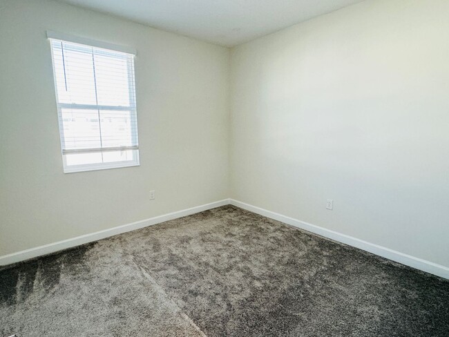 Building Photo - 3 Bed 2.5 Bath Townhouse For Rent In Store...