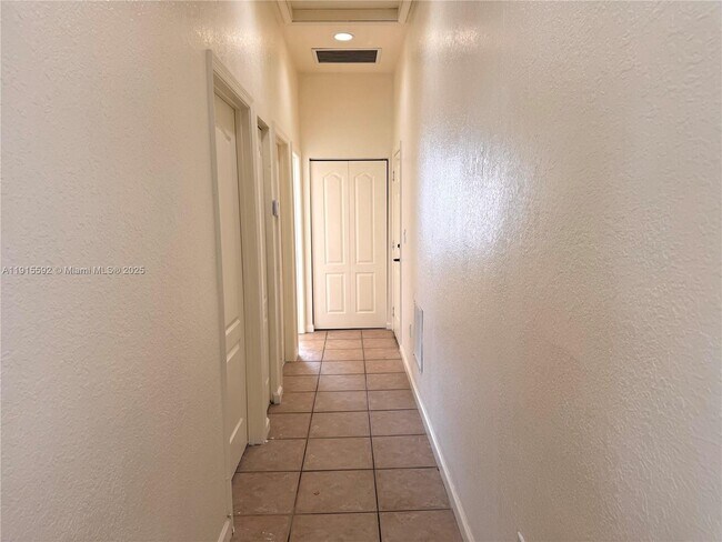 Building Photo - 3725 NE 23rd Ct