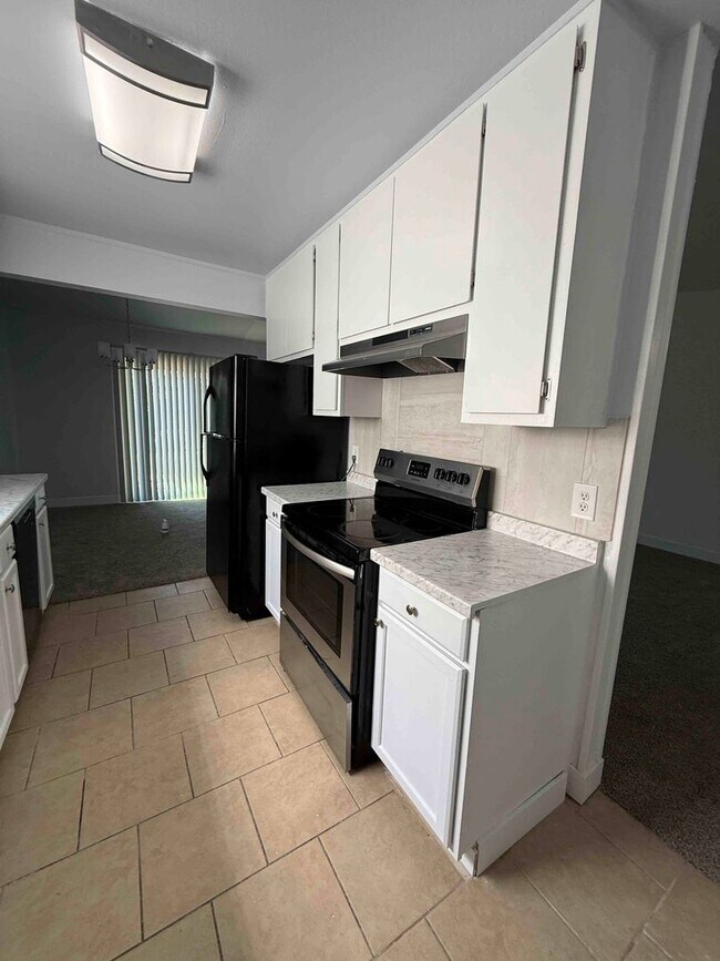 Building Photo - Freshly Updated 3 Bedroom 2 Bath