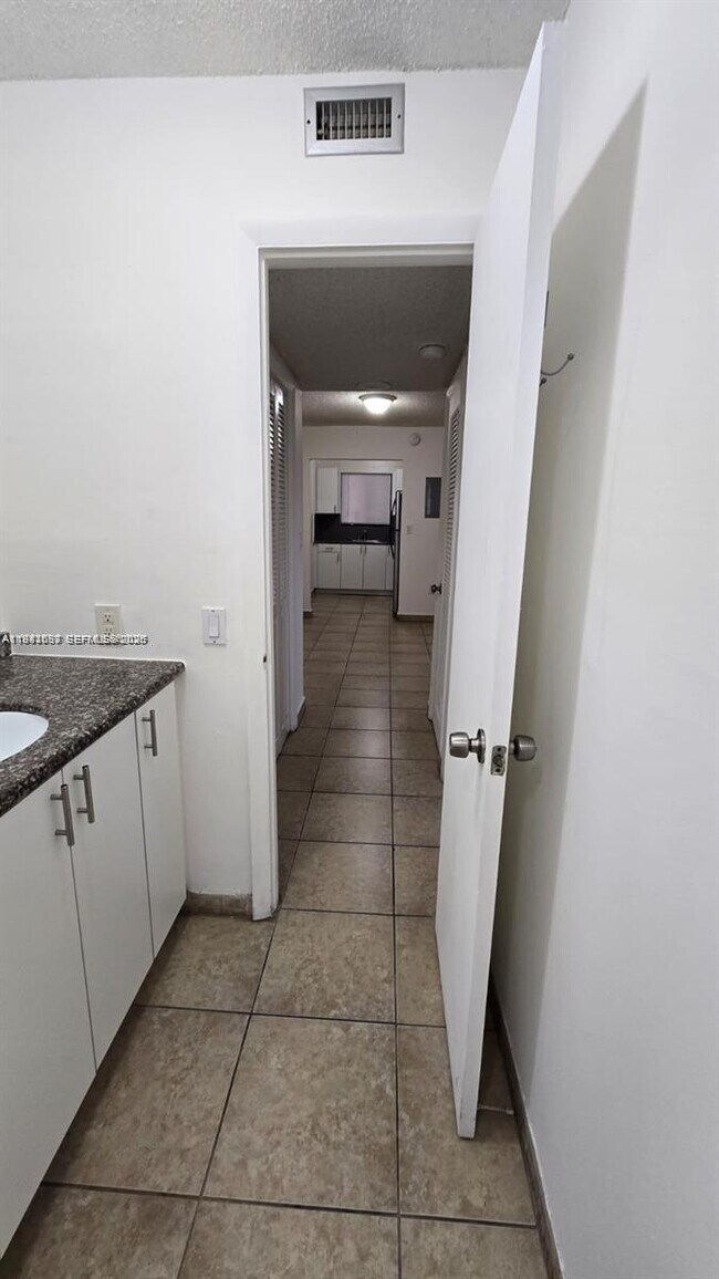 Building Photo - 690 NE 123rd St