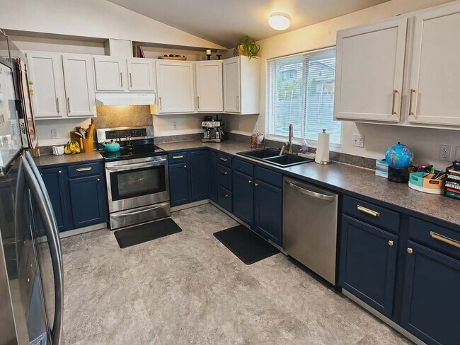 Building Photo - Must See 3 BED/2 Bath Rambler in Heart of Yelm Available 6/10/26! Close to JBLM!!!