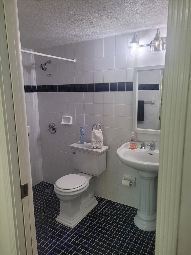 Building Photo - 815 Middle River Dr