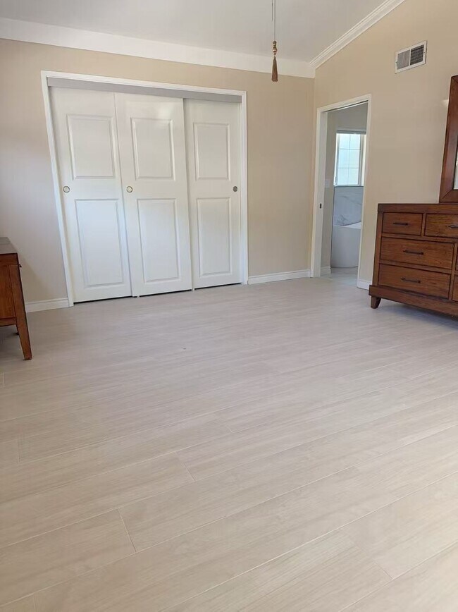 Building Photo - 1641 E Hillcrest Dr