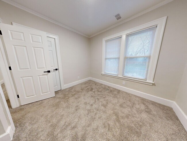 Building Photo - 12061 Cloverlawn Ave