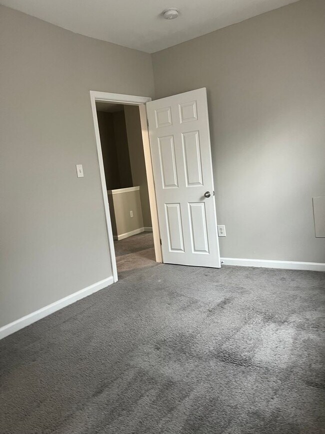 Building Photo - 3 Bedroom Home