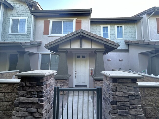 Building Photo - 2 Bedrooms/ 3 Bathrooms