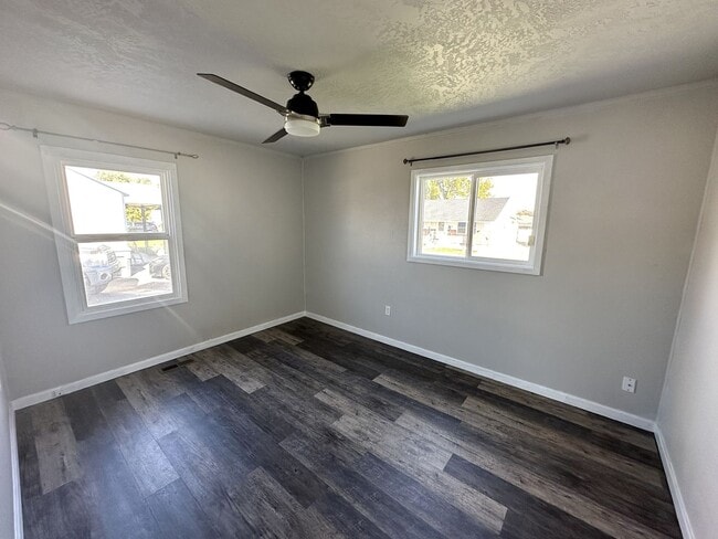 Building Photo - 1st Month Rent Free!  Charming & Modern 2-...