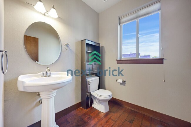 Building Photo - Charming 3-Bed, 2.5-Bath Haven with 1997 Sq Ft in Renton, WA!