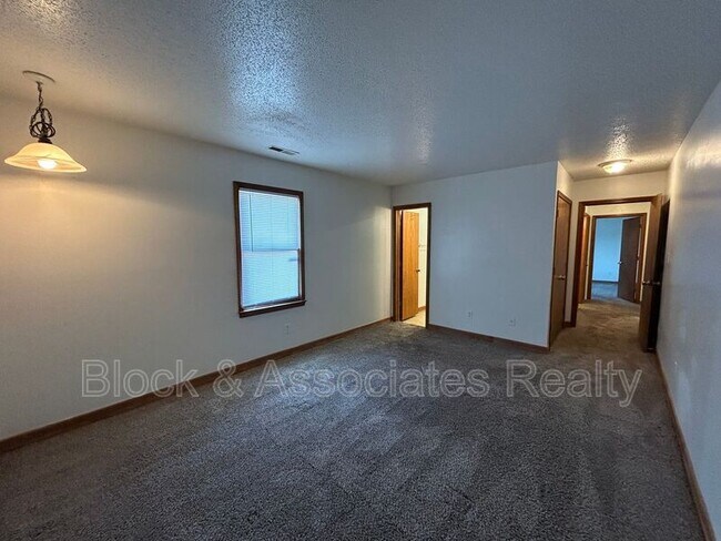 Building Photo - 316 Windsor Manor Way