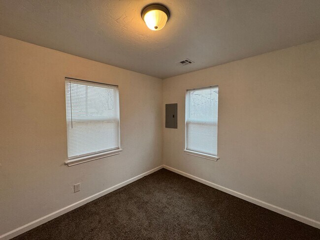 Building Photo - 3 bedroom, 1 bath home for rent in OKC nea...