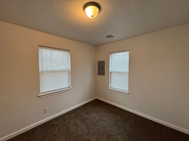 Building Photo - 3 bedroom, 1 bath home for rent in OKC near Del City (Sunnylane and 59th).  Completely remodeled ...