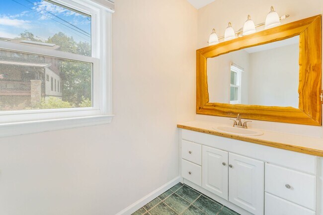 Building Photo - Asheville Rental!